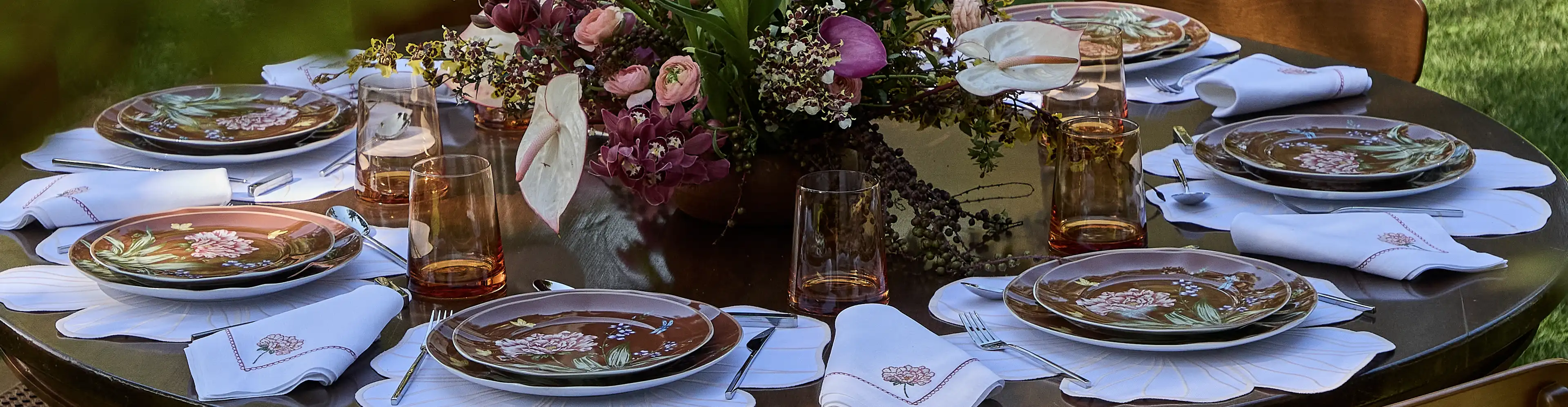 Mesa Posta Domaine com Louças em Porcelana Portuguesa Trousseau Casa Costa